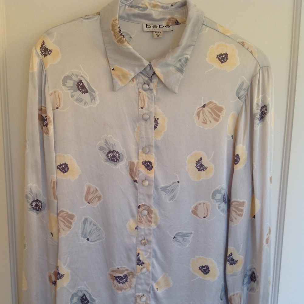 Bebe Poppy Flower print button-front blouse M